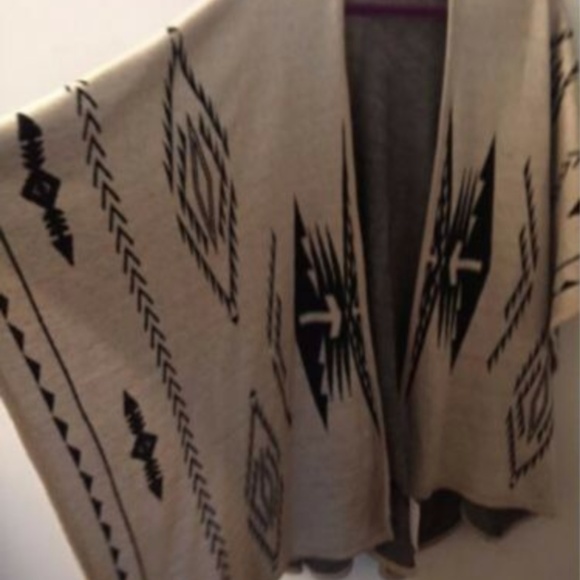 LF Bohemian Printed Poncho Cape Wrap NWT - Picture 3 of 4